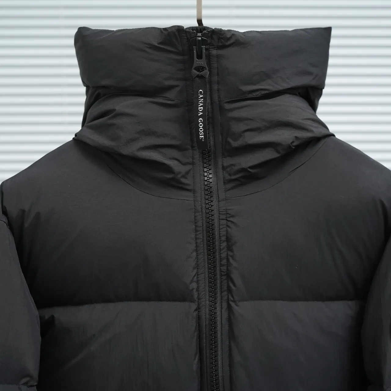 P940 Canada Goose Lawrence Down Jacket The Lawrence Down Jacket provides essential protection for everyday adventures and is made from sustainable Enduraluxe fabric with a durable soft touch. It features a quilted body, an adjustable down hood and a longer hem. Adjustable, down-filled, communicated hood. Two-way center front zipper increases range of motion and ventilation. The chin-protecting suede knit stand-up collar is soft and extra-comfortable. Inset rib-knit cuffs for added comfort and locked in heat. CORDURAD piping at the cuffs hem and reflective double-stripe grip tape at the back. Internal shoulder strap Color: black with red label black with black label azure blue Size: XS-2XL